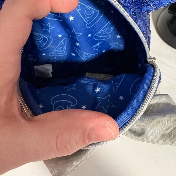 Disney x Loungefly Wishes Come True Blue Minnie Sequined Wristlet - Picture 4 of 5